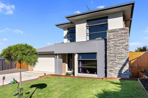 STELLAVISTA - 4 Bedrooms, Free Wifi, Views - VIC Tourism 3
