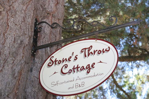 Stone's Throw Cottage Bed And Breakfast - VIC Tourism 1