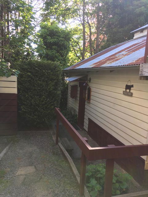 Stone's Throw Cottage Bed And Breakfast - VIC Tourism 3