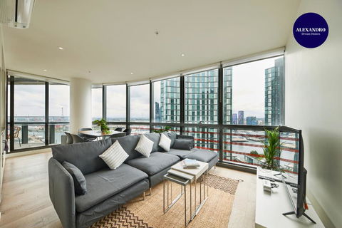 STUNNING 2 BED 2 BATH STYLISH UNIT // FREE PARKING - VIC Tourism 0