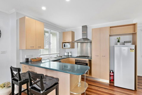 Stunning Family Escape On The Point With Bay Views - VIC Tourism 1