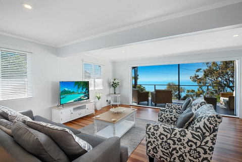 Stunning Family Escape On The Point With Bay Views - VIC Tourism 0