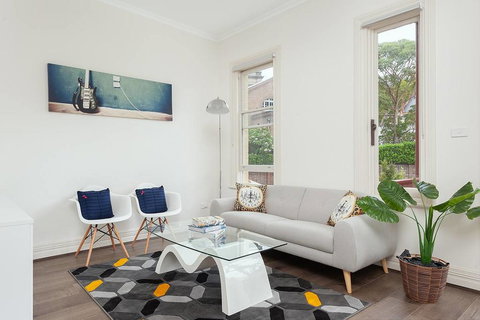 STUNNING SYDNEY HOME 11 - VIC Tourism 2