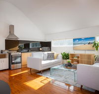 Sunlit Two-Bedroom Unit With Sprawling BBQ Deck - VIC Tourism