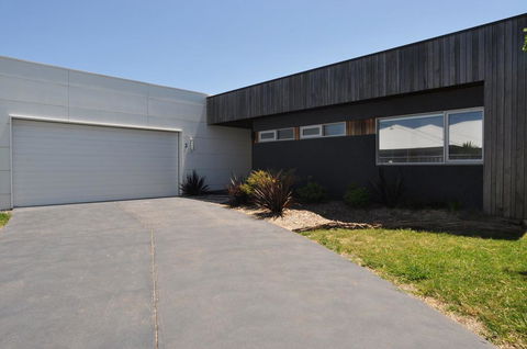 SUNNYSIDE - SURF SIDE - VIC Tourism 0