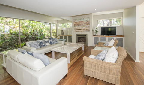 Surfers Ave Retreat Narrawallee - VIC Tourism 3