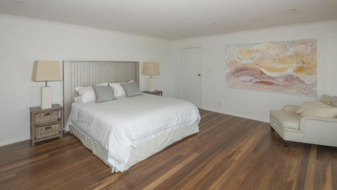 Surfers Ave Retreat Narrawallee - VIC Tourism 1