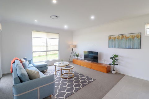 Surfers Paradise At Catherine Hill Bay - VIC Tourism 3