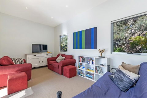 Surfs Up - Fresh And Modern East Beach Home - VIC Tourism 3