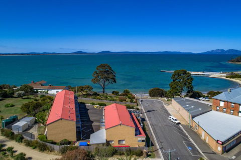 SWANSEA VILLAS - VIC Tourism 1