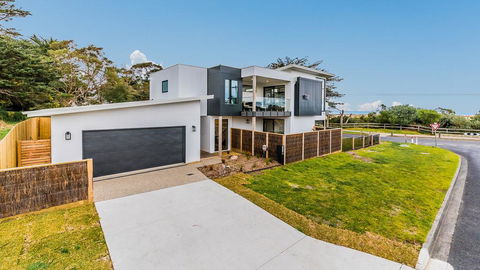 SWEEPING VIEWS - FREE WIFI & NETFLIX - PET FRIENDLY (OUTSIDE ONLY) - VIC Tourism 0
