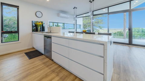 SWEEPING VIEWS - FREE WIFI & NETFLIX - PET FRIENDLY (OUTSIDE ONLY) - VIC Tourism 3