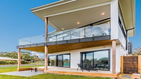 SWEEPING VIEWS - FREE WIFI & NETFLIX - PET FRIENDLY (OUTSIDE ONLY) - VIC Tourism 1