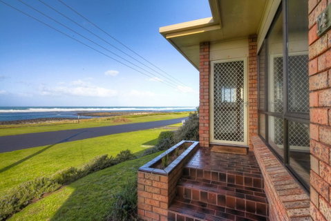 Swimmers Rest - Uninterrupted Panoramic Ocean Views - 1 Bedroom - VIC Tourism 0