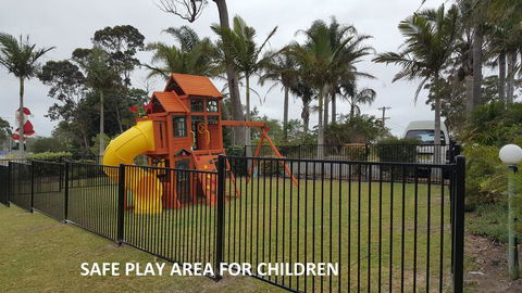 Tabourie Lake Motor Inn - VIC Tourism 1
