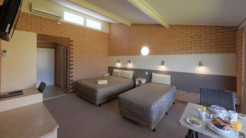 Tenterfield Motor Inn - VIC Tourism 1