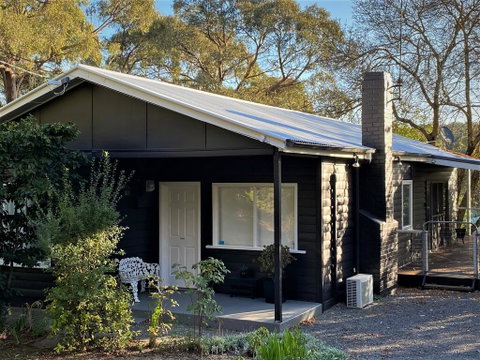 The Apple Tree - VIC Tourism 0