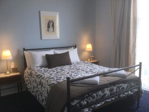 The Bank Guesthouse Glen Innes - VIC Tourism 1