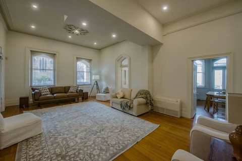 Roxburgh House Apartments - VIC Tourism 13