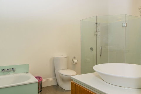 Roxburgh House Apartments - VIC Tourism 4