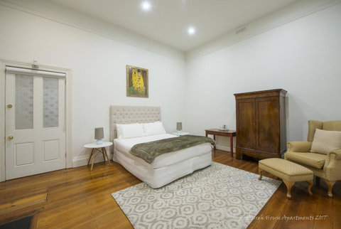 Roxburgh House Apartments - VIC Tourism 8