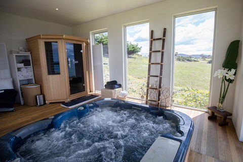 Saltwater - Absolute Oceanfront, Hot Tubs, Sauna, Fire Pits - VIC Tourism 12