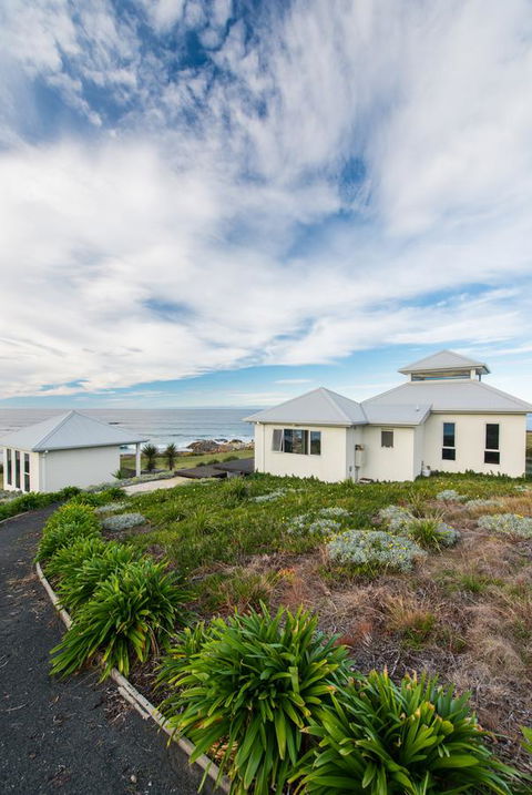 Saltwater - Absolute Oceanfront, Hot Tubs, Sauna, Fire Pits - VIC Tourism 11