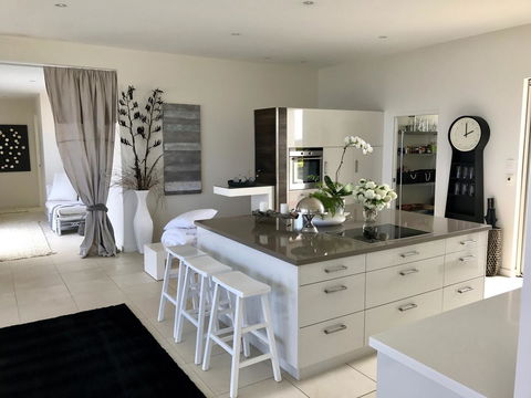 Saltwater - Absolute Oceanfront, Hot Tubs, Sauna, Fire Pits - VIC Tourism 8