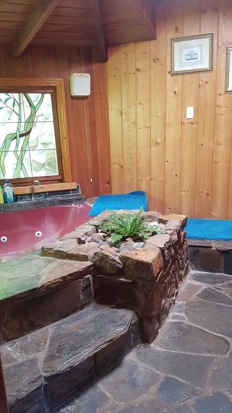 Whispering Hills Retreat - VIC Tourism 9