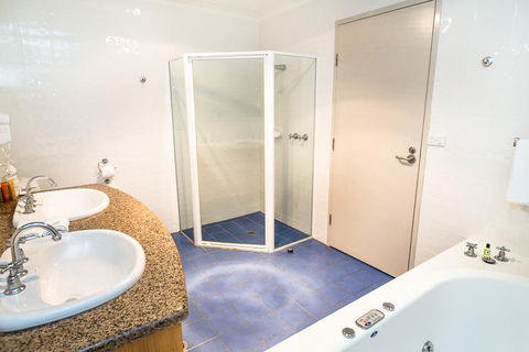 Edgewater Hotel - VIC Tourism 8
