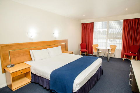 Edgewater Hotel - VIC Tourism 24