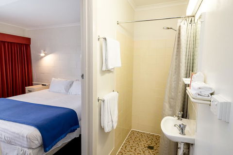Edgewater Hotel - VIC Tourism 5