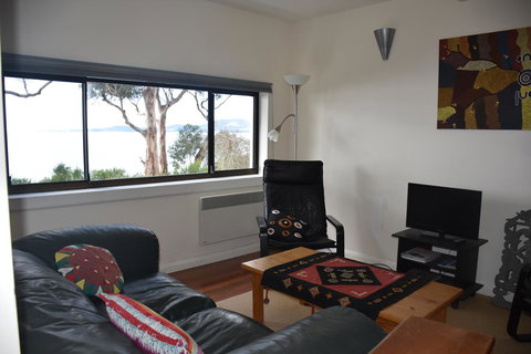 Beachside Taroona With Spa - VIC Tourism 6
