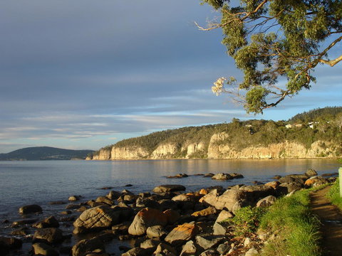 Beachside Taroona With Spa - VIC Tourism 24