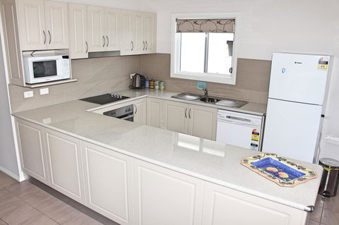 Front Row Beachfront - VIC Tourism 5