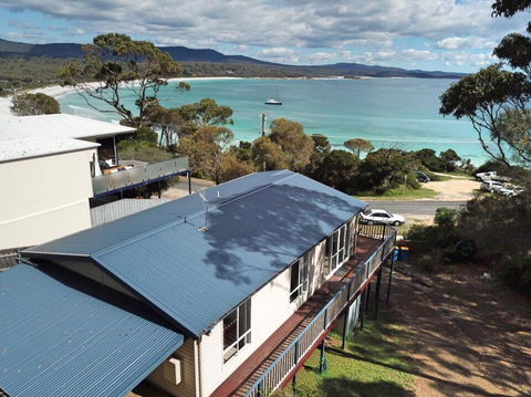 Front Row Beachfront - VIC Tourism 1