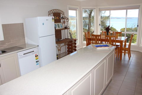 Front Row Beachfront - VIC Tourism 4