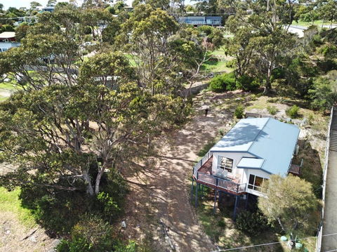 Front Row Beachfront - VIC Tourism 0