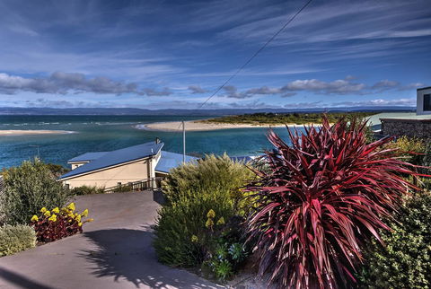 The Strand ~ On The Edge Of The Beach - VIC Tourism 1