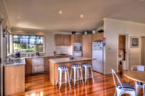 The Strand ~ On The Edge Of The Beach - VIC Tourism 11