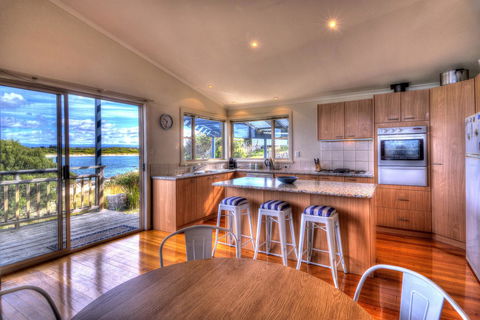 The Strand ~ On The Edge Of The Beach - VIC Tourism 6
