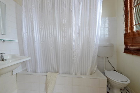 Edinburgh Gallery Bed & Breakfast - VIC Tourism 36