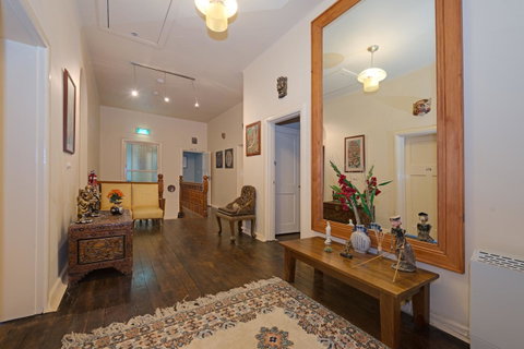 Edinburgh Gallery Bed & Breakfast - VIC Tourism 4