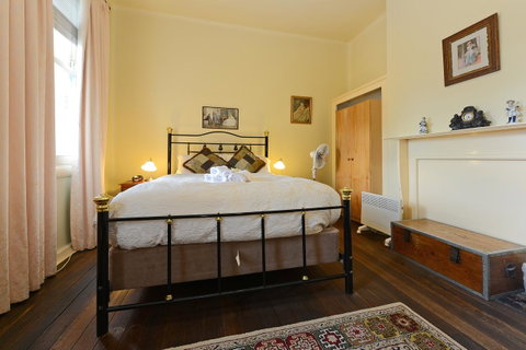 Edinburgh Gallery Bed & Breakfast - VIC Tourism 24