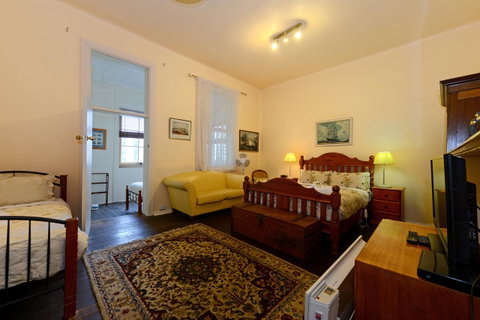 Edinburgh Gallery Bed & Breakfast - VIC Tourism 38