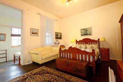 Edinburgh Gallery Bed & Breakfast - VIC Tourism 34