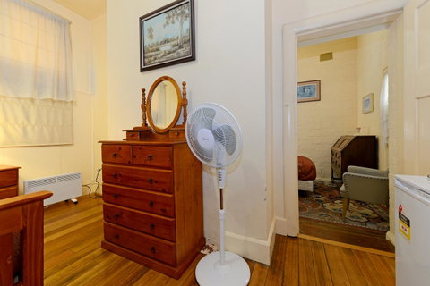 Edinburgh Gallery Bed & Breakfast - VIC Tourism 16