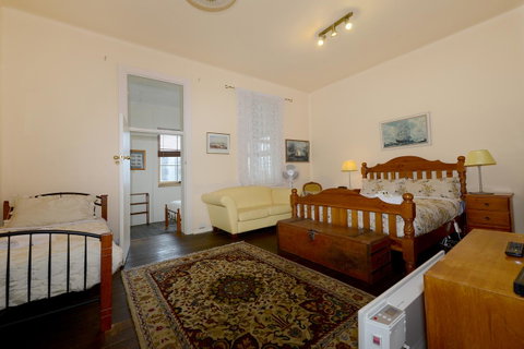Edinburgh Gallery Bed & Breakfast - VIC Tourism 32