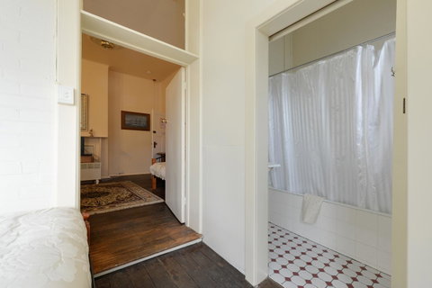 Edinburgh Gallery Bed & Breakfast - VIC Tourism 33