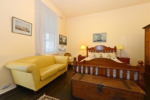 Edinburgh Gallery Bed & Breakfast - VIC Tourism 31